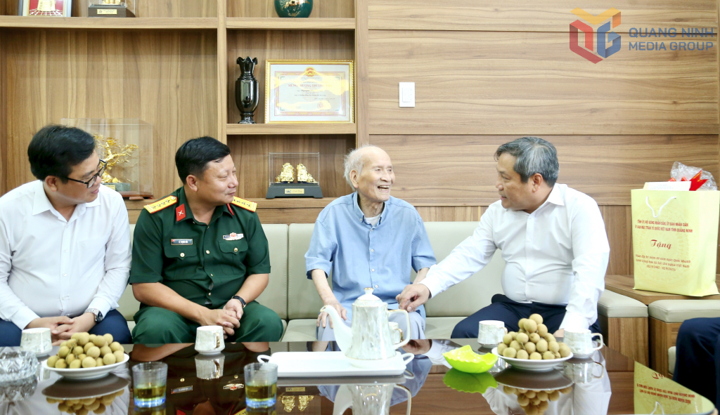 Ông Vũ Đại Thắng, Ủy viên Trung ương Đảng, Bí thư Tỉnh ủy, Trưởng Đoàn ĐBQH tỉnh thăm, tặng quà lão thành cách mạng Nguyễn Ngọc Đàm.