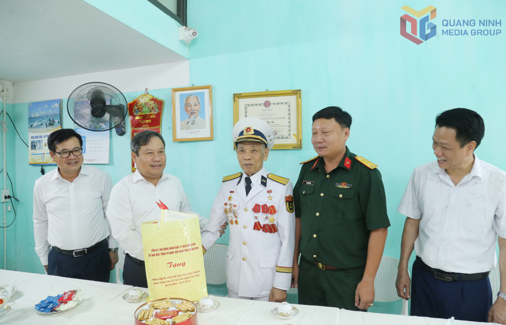 Ông Vũ Đại Thắng, Ủy viên Trung ương Đảng, Bí thư Tỉnh ủy, Trưởng Đoàn ĐBQH tỉnh thăm, tặng quà Anh hùng LLVT nhân dân Nguyễn Văn Phả ở phường Hạ Long.