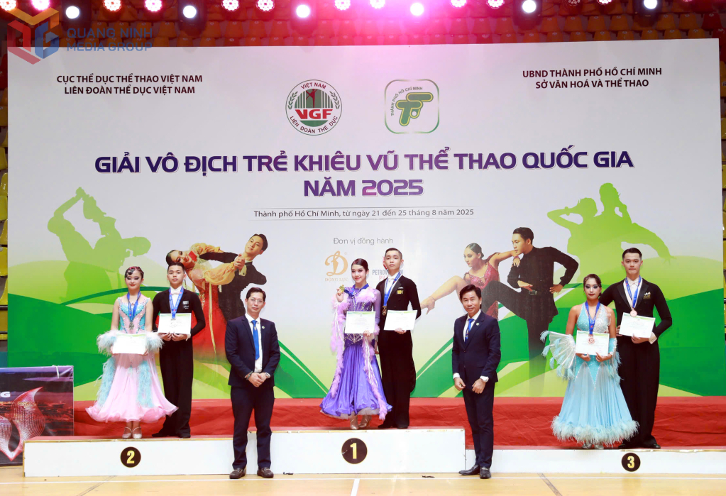 Cặp VĐV Quảng Ninh Nguyễn Đức Minh Sơn - Nguyễn Hoàng Yến (bục số 1) giành HCV vô địch trẻ điệu đơn Slow Fox.