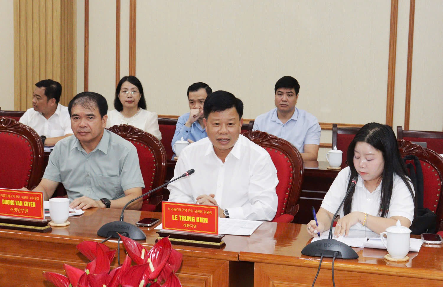 Đồng chí Lê Trung Kiên, Trưởng Ban Quản lý Khu kinh tế Hải Phòng phát biểu tại cuộc đối thoại.