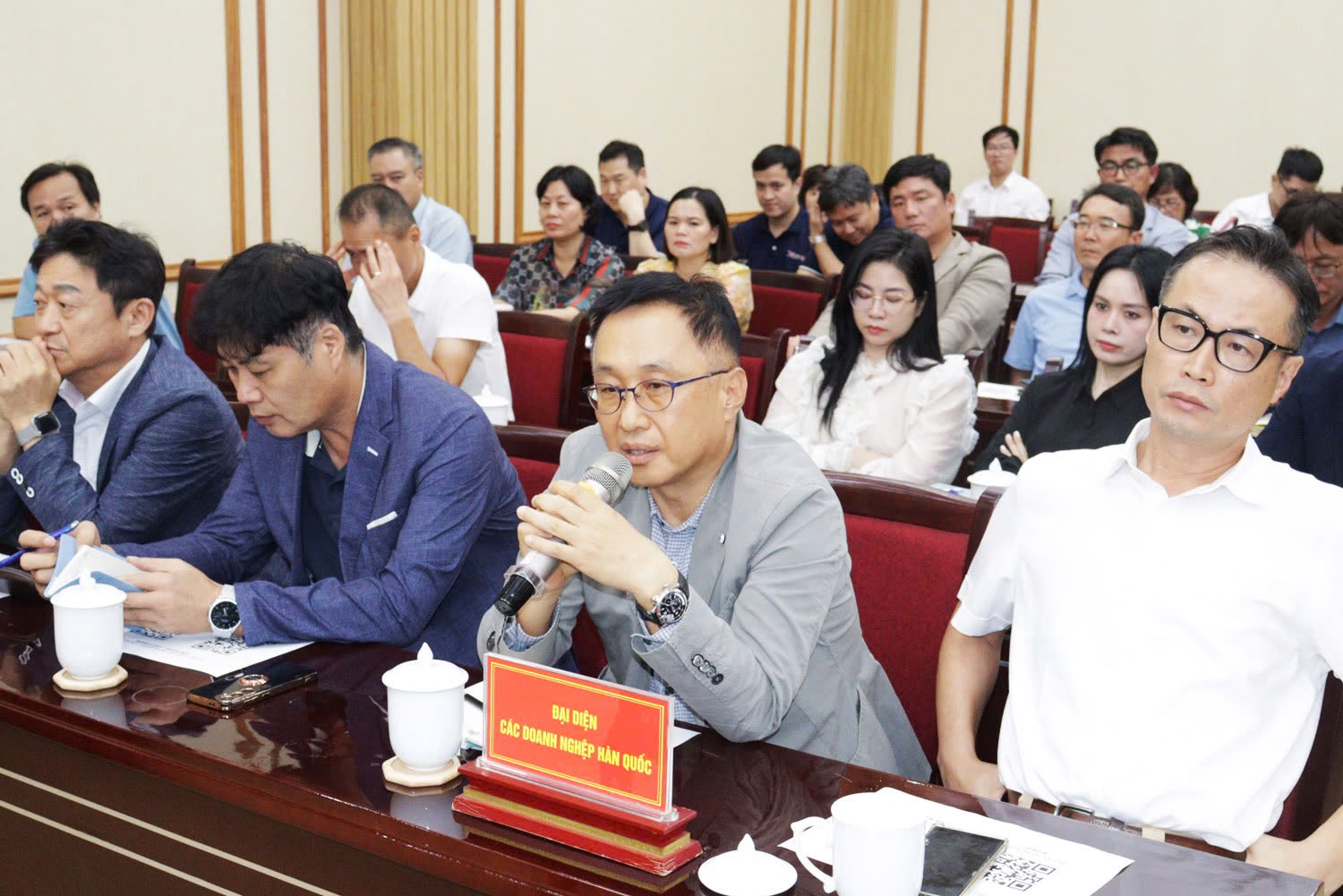 Đại diện các doanh nghiệp phát biểu ý kiến tại cuộc đối thoại.