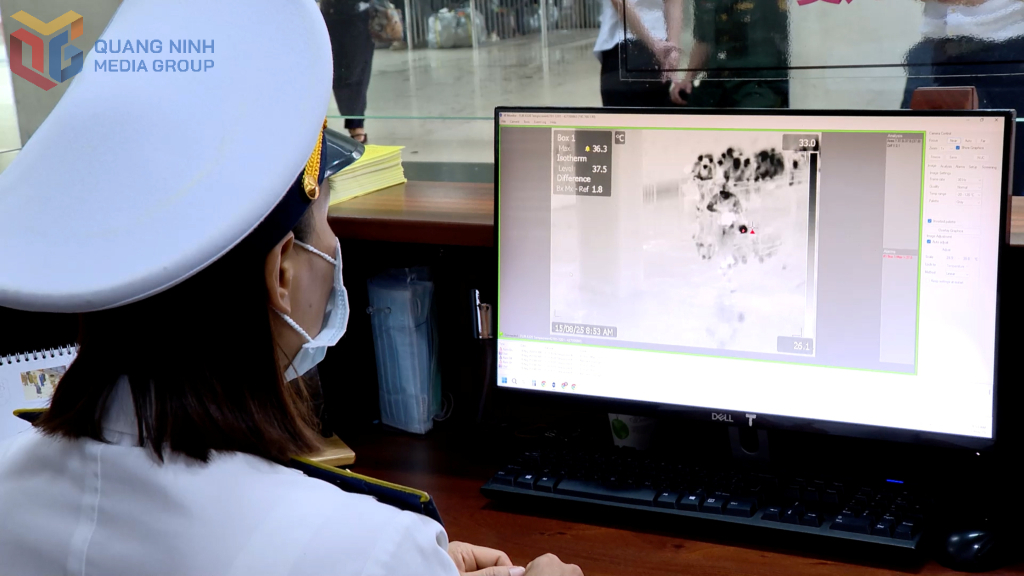 Lực lượng kiểm dịch y tế quốc tế theo dõi thân nhiệt người nhập cảnh tại Cửa khẩu quốc tế Móng Cái.