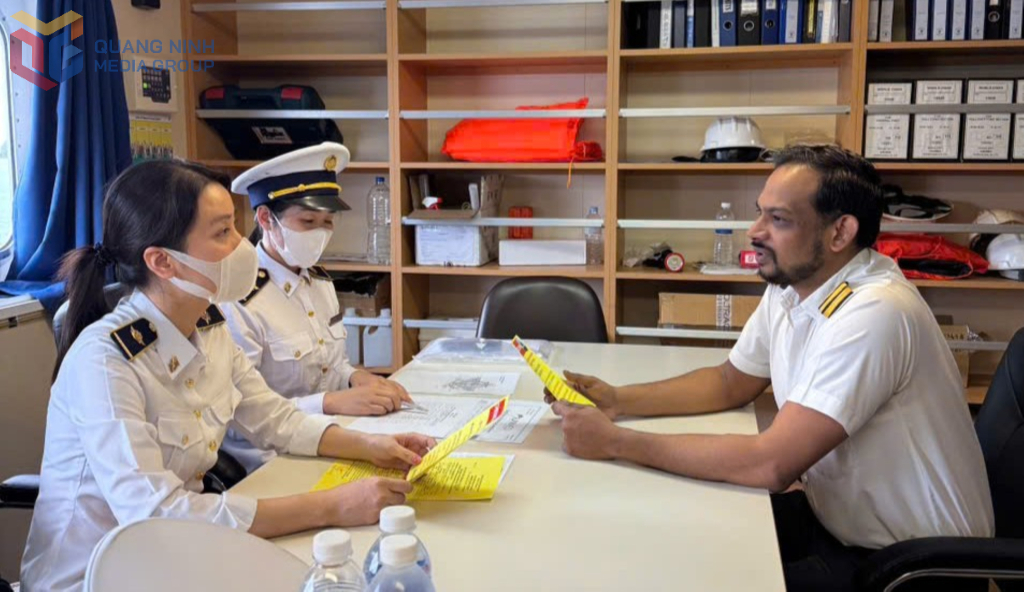 Lực lượng chức năng tuyên truyền cho thuyền trưởng tàu quốc tế nhập cảnh Quảng Ninh.