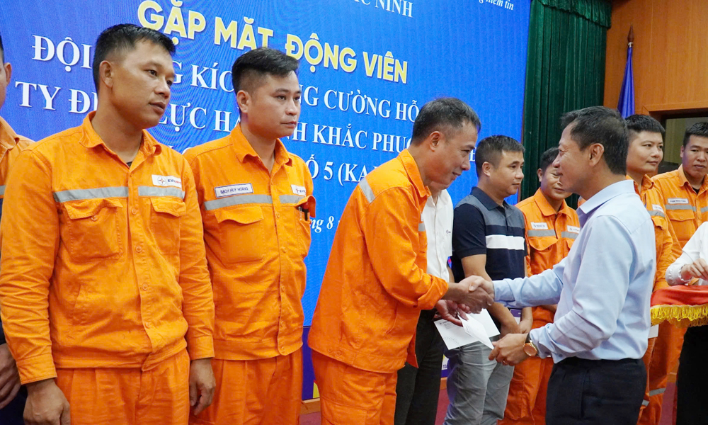 Lãnh đạo Công ty Điện lực Bắc Ninh động viên, tặng quà cho Đội xung kích.