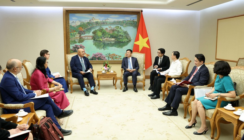 Phó Thủ tướng Lê Thành Long đánh giá cao những ghi nhận của Giám đốc WHO khu vực Tây Thái Bình Dương về những nỗ lực và thành tựu của Chính phủ Việt Nam trong lĩnh vực y tế - Ảnh: VGP/Đức Tuân