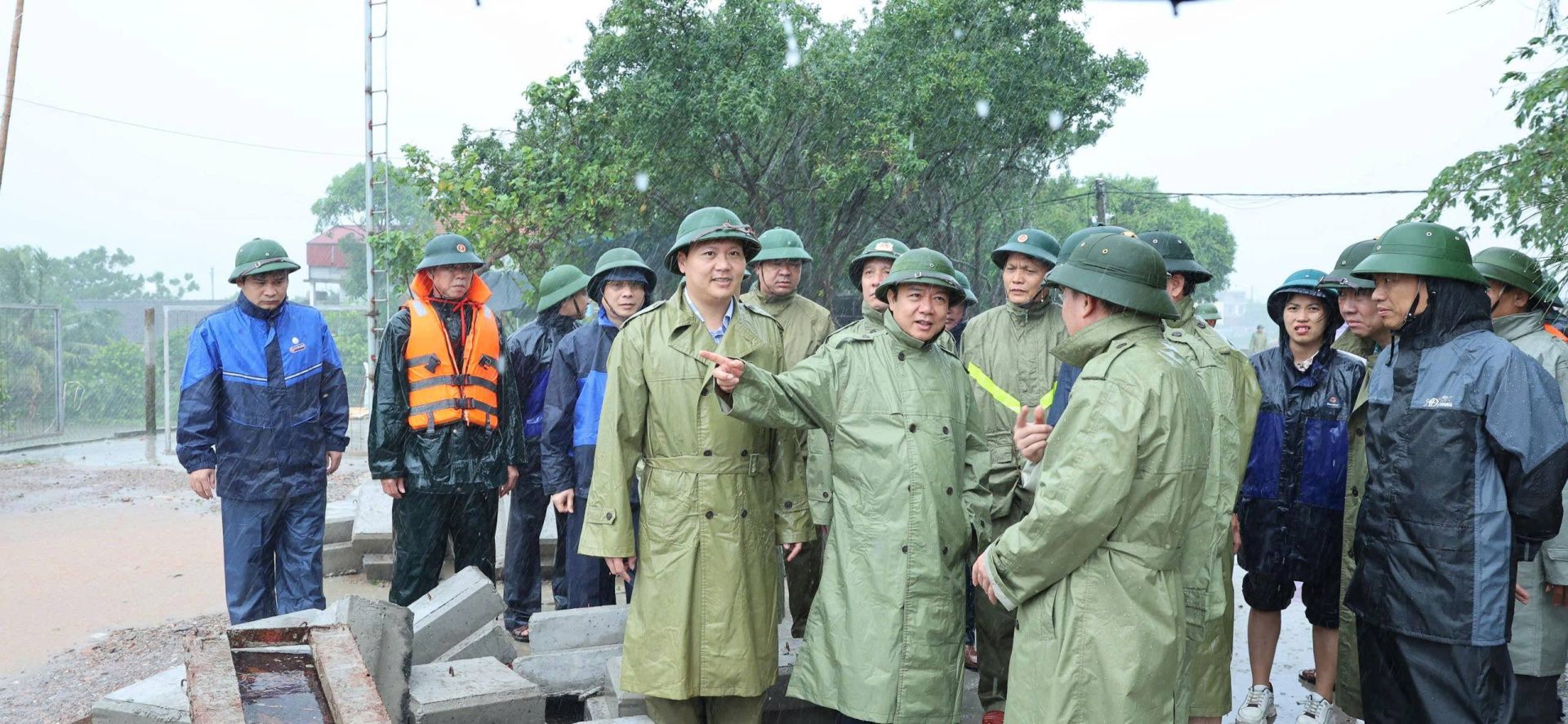 Đồng chí Phạm Quang Ngọc, Phó Bí thư Tỉnh ủy, Chủ tịch UBND tỉnh  kiểm tra kè Phúc Thắng (thuộc địa bàn xã Rạng Đông)