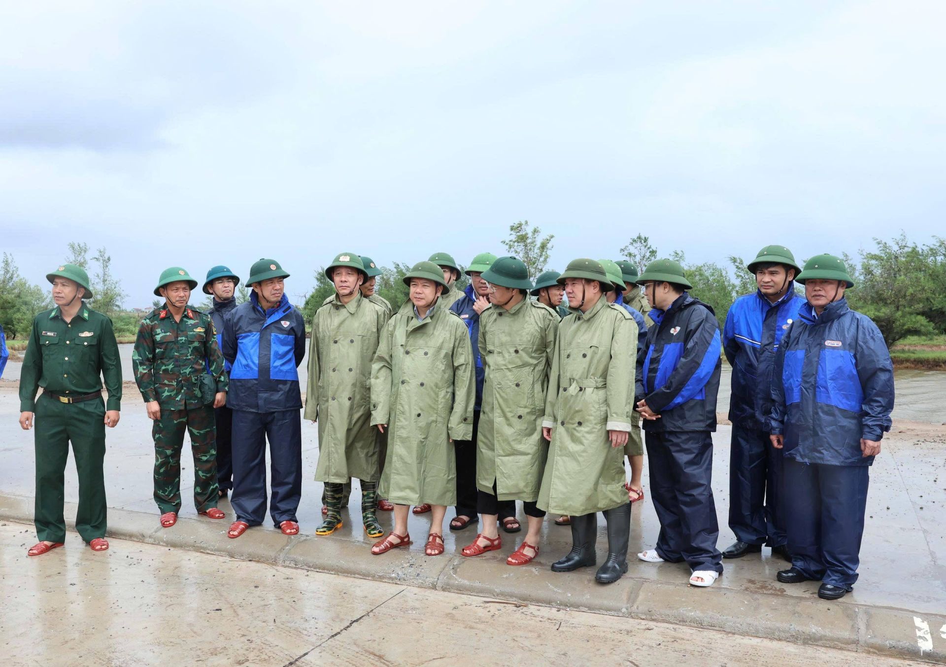 Đồng chí Phạm Quang Ngọc, Phó Bí thư Tỉnh ủy, Chủ tịch UBND tỉnh cùng các đồng chí trong đoàn kiểm tra kè khu du lịch Quất Lâm tại xã Giao Ninh.
