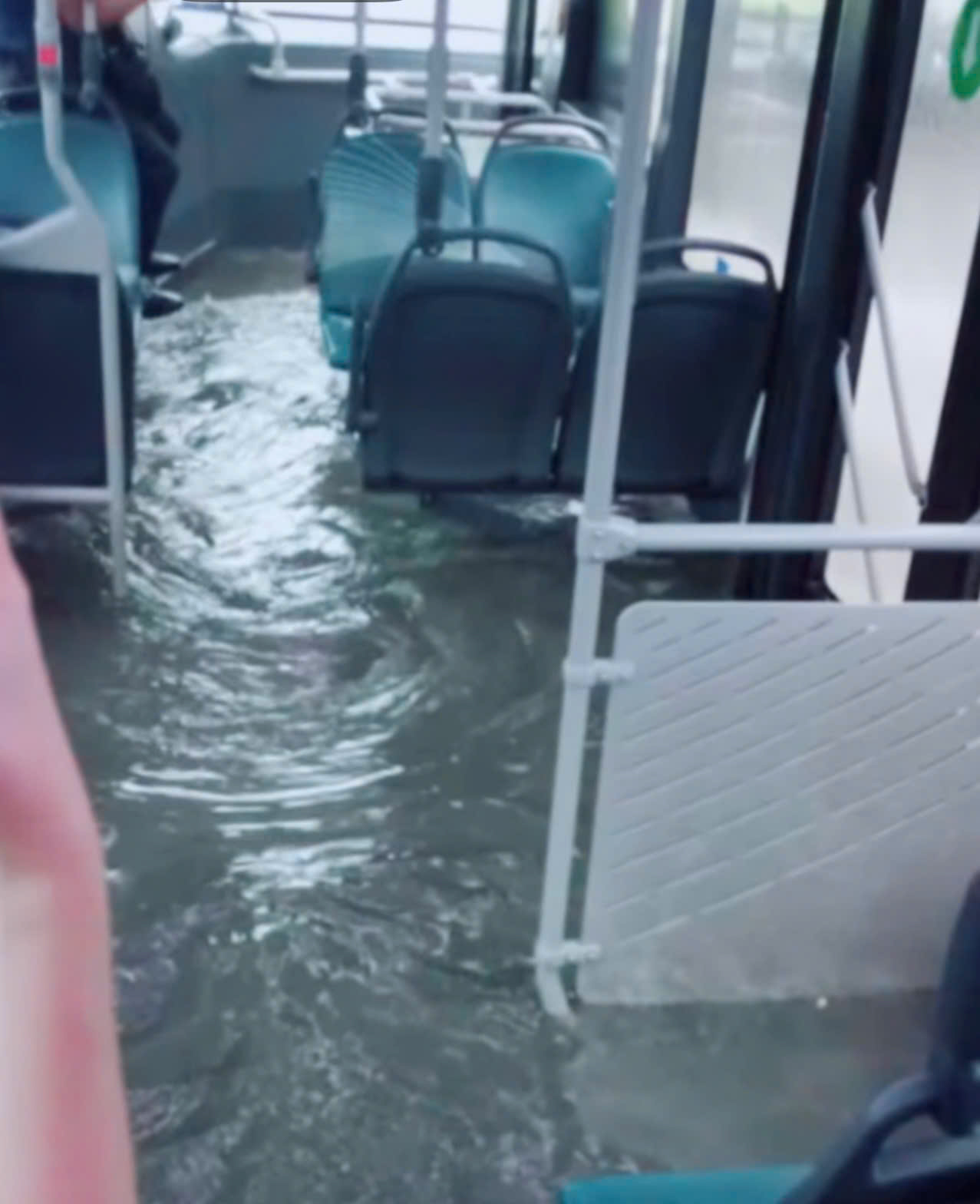 Nước ngập tràn vào cả lòng xe bus Nước ngập tràn vào cả lòng xe bus