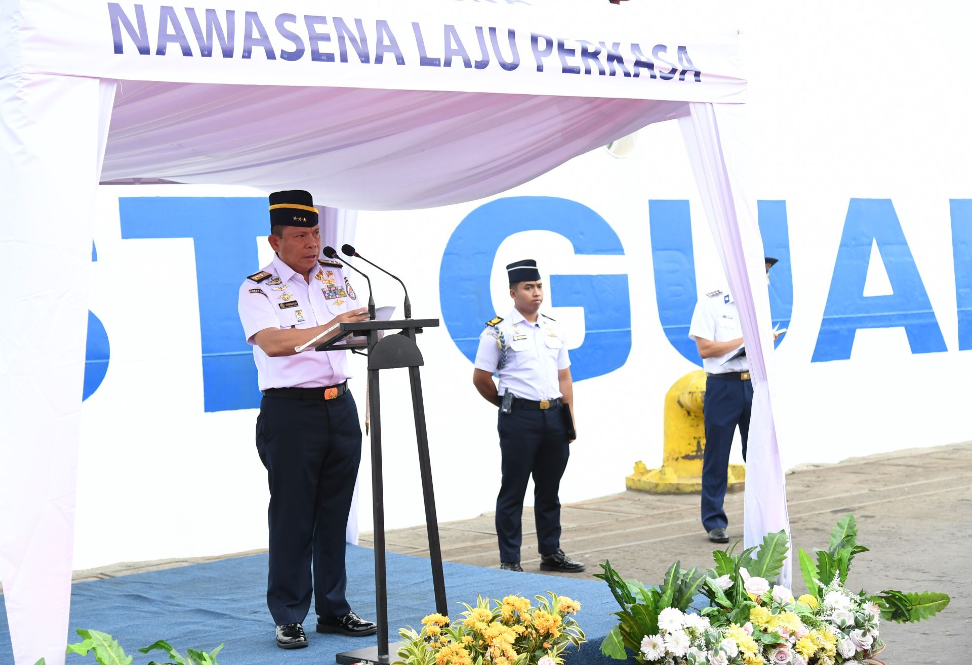 Phó Đô đốc Irvansyah chào mừng đoàn công tác Cảnh sát biển Việt Nam.