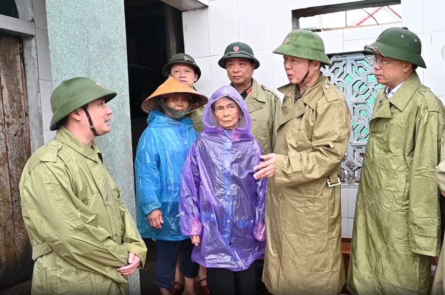 Phó Thủ tướng Trần Hồng Hà kiểm tra, động viên nhân dân Hà Tĩnh khắc phục hậu quả bão số 5