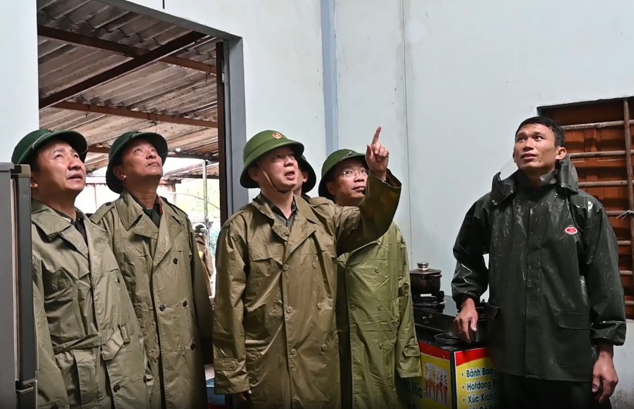 Phó Thủ tướng Chính phủ Trần Hồng Hà đến thăm, động viên gia đình anh Nguyễn Quang Tứ - hộ khó khăn ở thôn Hòa Bình, xã Lộc Hà.