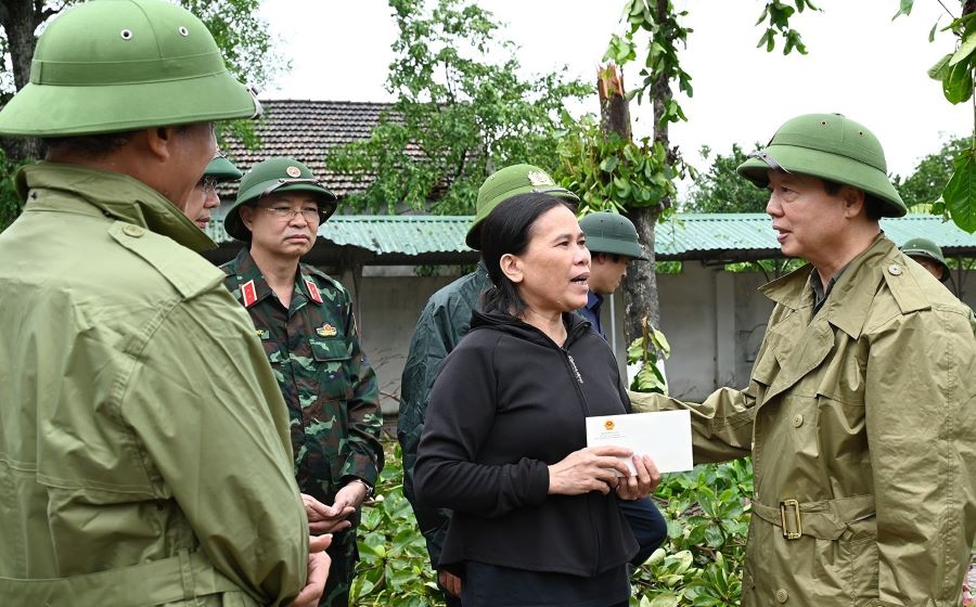 Phó Thủ tướng kiểm tra, tặng quà tại Trường Mầm non Nga Lộc, xã Trường Lưu, đặc biệt quan tâm đến việc sớm dọn dẹp, sửa chữa để các cháu quay lại lớp.
