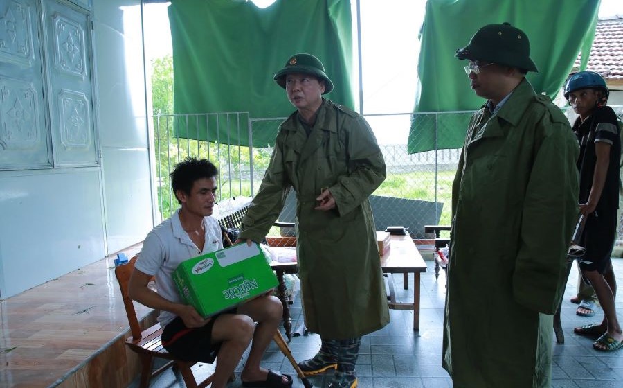 Phó Thủ tướng thăm hỏi, động viên, chia sẻ với hoàn cảnh gia đình anh Nguyễn Quang Trung, thôn Đất Đỏ, xã Trường Lưu.