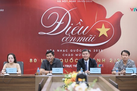 Thứ trưởng Bộ Dân tộc và Tôn giáo Y Thông (thứ 2, từ trái sang) và Tổng Biên tập Báo VietNamNet Nguyễn Văn Bá (thứ 2, từ phải sang) tại buổi họp báo