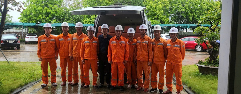 Đội xung kích PC Phú Thọ hỗ trợ khắc phục lưới điện tại Nghệ An