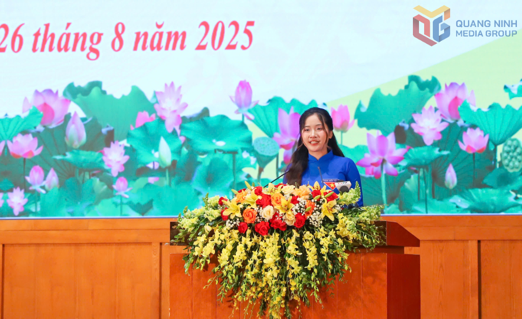 Bà Đặng Tâm Nhi, Bí thư Liên Chi đoàn - Trợ giảng Khoa Du lịch, Trường Đại học Hạ Long, đại diện cho tuổi trẻ phát biểu tại buổi lễ.
