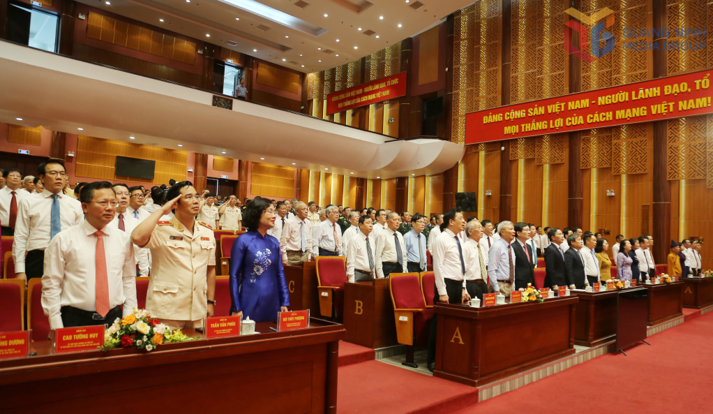 Các đại biểu dự buổi lễ làm lễ chào cờ.