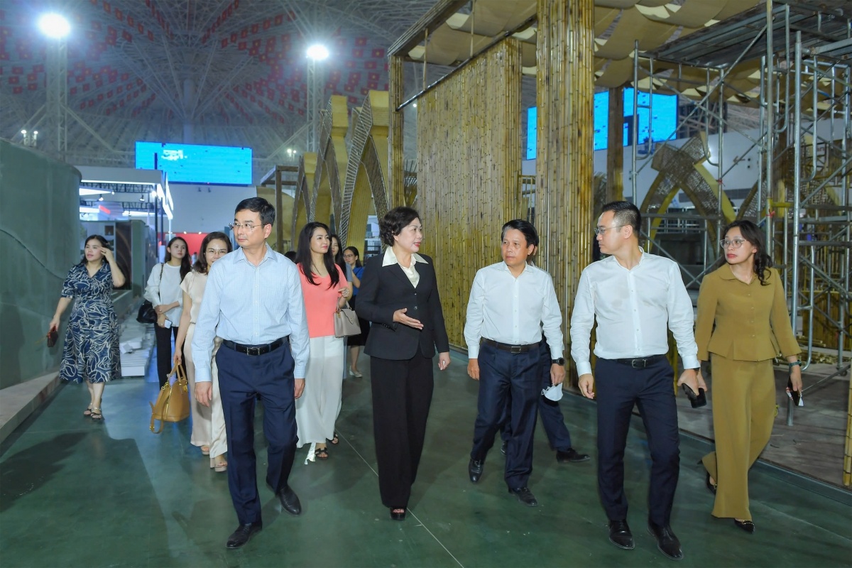 Ban lãnh đạo NHNN thăm kiểm tra tiến độ thi công tại gian triển lãm ngành Ngân hàng ngày 19/8/2025 Ban lãnh đạo NHNN thăm kiểm tra tiến độ thi công tại gian triển lãm ngành Ngân hàng ngày 19/8/2025