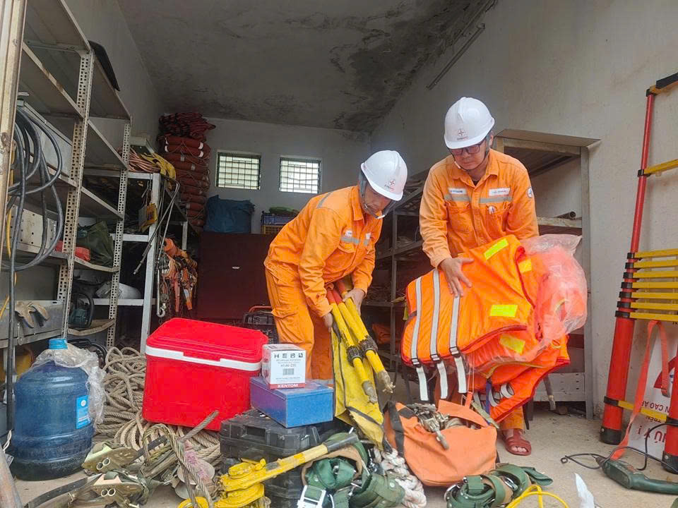 PC Sơn La chuẩn bị phương tiện vật tư lên đường hỗ trợ khắc phục hệ thống lưới điện tại tỉnh Nghệ An