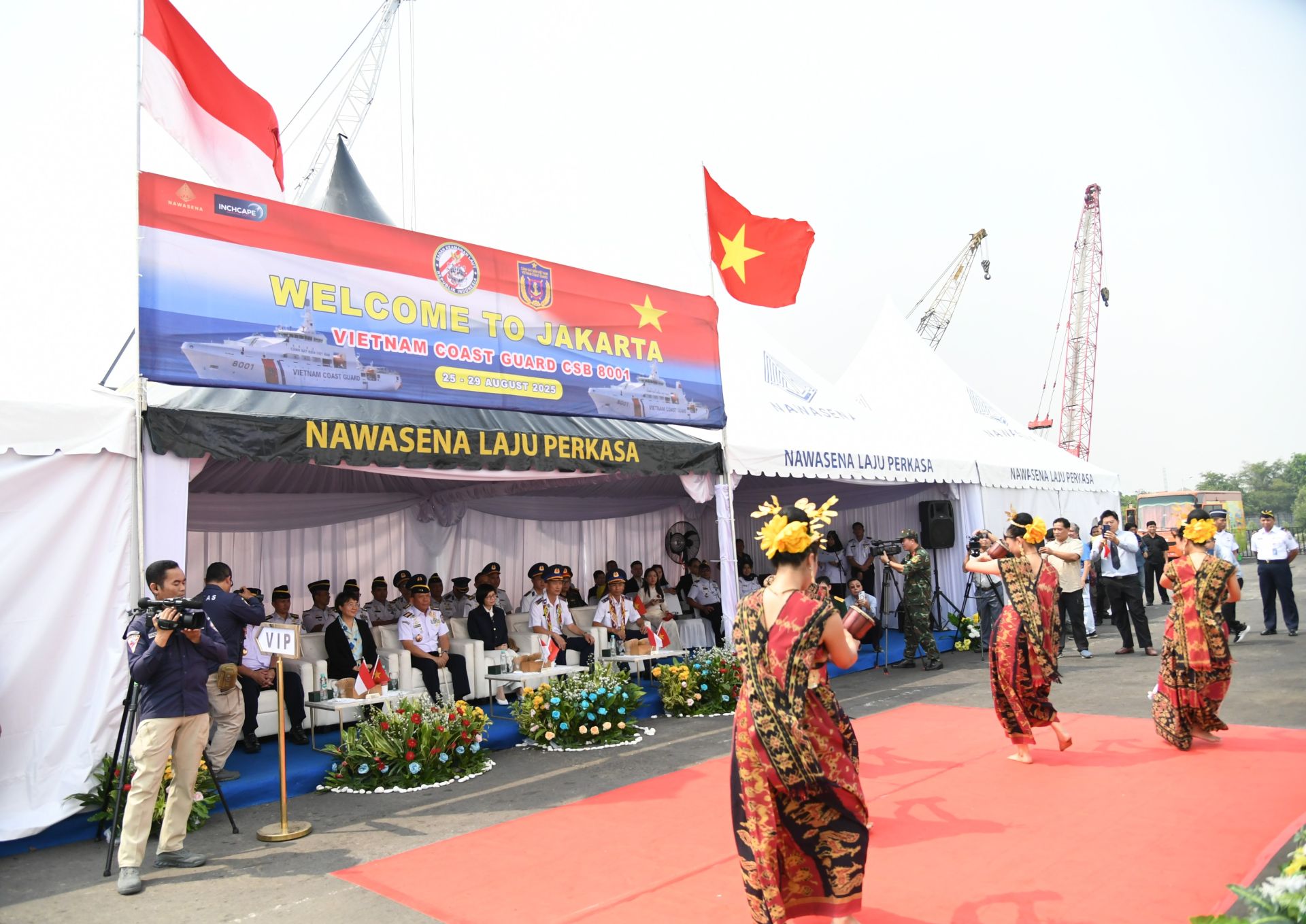 Tiết mục văn nghệ của lực lượng Cảnh sát biển Indonesia chào mừng đoàn công tác tàu Cảnh sát biển Việt Nam 8001 cập cảng chính thức thăm và giao lưu tại Indonesia