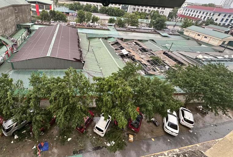 Một khu thương mại tại TP Vinh (cũ) bị tốc mái. Ảnh: Ngọc Anh