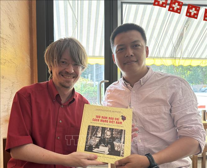 Tổng Bí thư Đảng Cộng sản Thụy Sĩ Massimiliano Ay và phóng viên TTXVN tại Thụy Sĩ. Ảnh: Văn Tuấn/PV TTXVN tại Thụy Sĩ