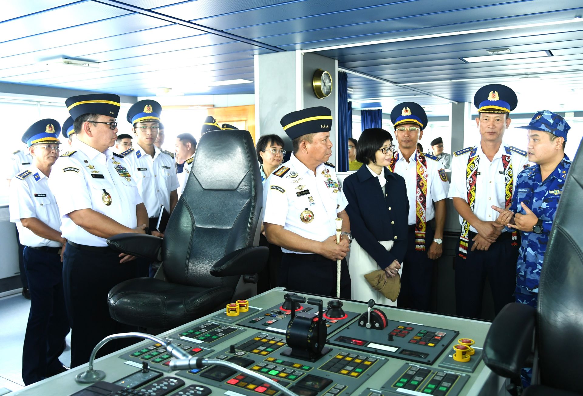 Tư lệnh lực lượng Cảnh sát biển Indonesia và đoàn công tác thăm quan Tàu Cảnh sát biển Việt Nam 8001