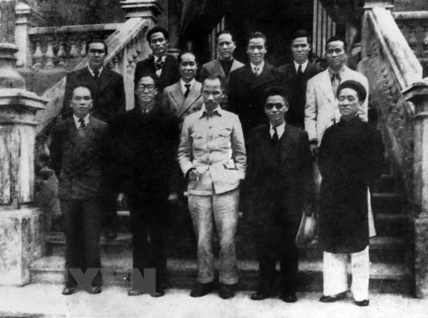 Chủ tịch Hồ Chí Minh và các thành viên Hội đồng Chính phủ Lâm thời nước Việt Nam Dân chủ Cộng hòa ra mắt sau phiên họp đầu tiên, sáng 3/9/1945. Tại phiên họp này, Chủ tịch Hồ Chí Minh đã đặt vấn đề về sự cần thiết phải có một bản Hiến pháp dân chủ cho nước Việt Nam. Ảnh: TTXVN