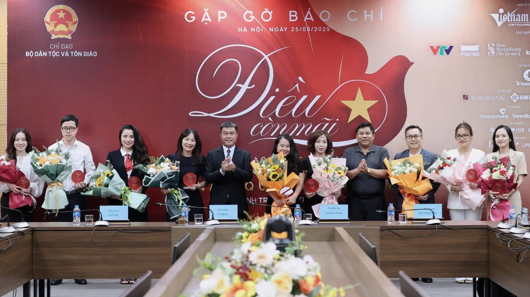 Đại diện Vietcombank (thứ 4, từ trái sang) nhận hoa và kỷ niệm chương từ Thứ trưởng Y Thông và Tổng Biên tập Báo VietNamNet Nguyễn Văn Bá