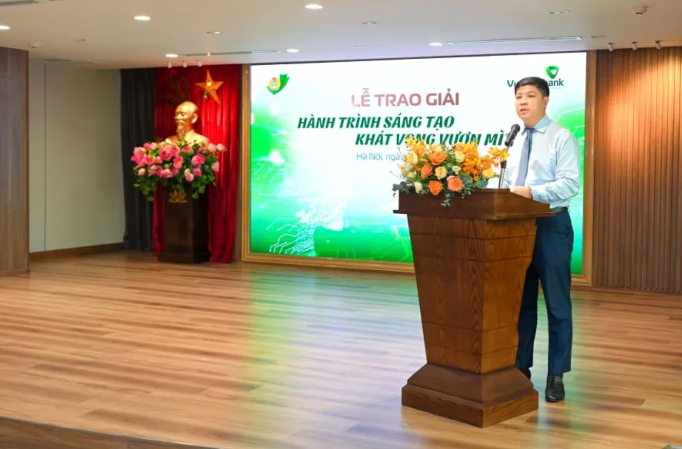 Đồng chí Hồng Quang - Ủy viên Ban Chấp hành Tổng Liên đoàn Lao động Việt Nam, Thành viên Hội đồng Quản trị, Chủ tịch Công đoàn Vietcombank phát biểu khai mạc. Ảnh: VCB