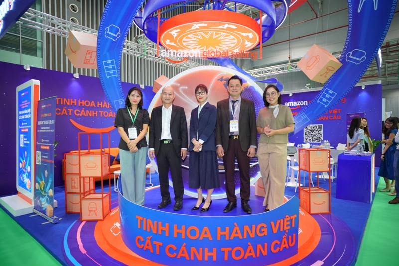 Ông Nguyễn Nguyên Phương, Phó Giám đốc Sở Công Thương TP.HCM tham quan gian hàng của Amazon Global Selling Việt Nam tại VIFA ASEAN EXPO 2025