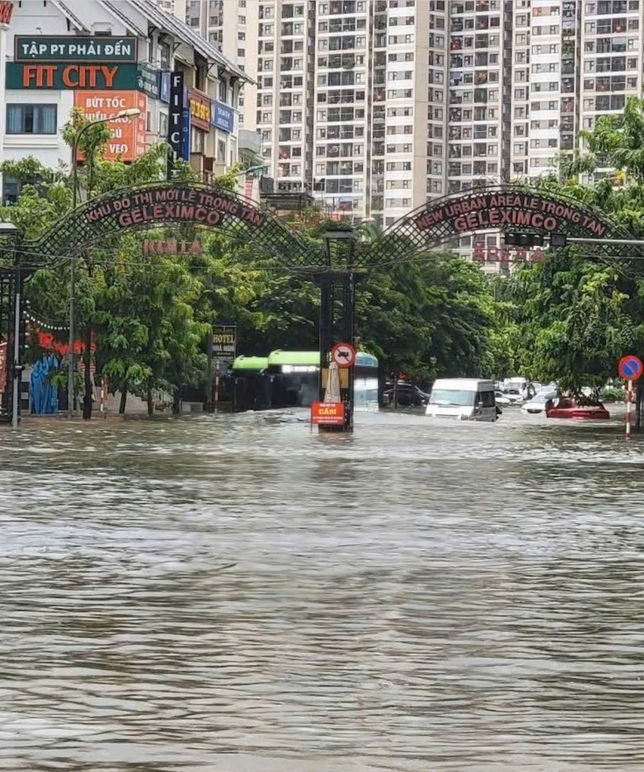 Hà Nội ngập sâu, giao thông tê liệt sau mưa lớn xuyên đêm và rạng sáng 26/8