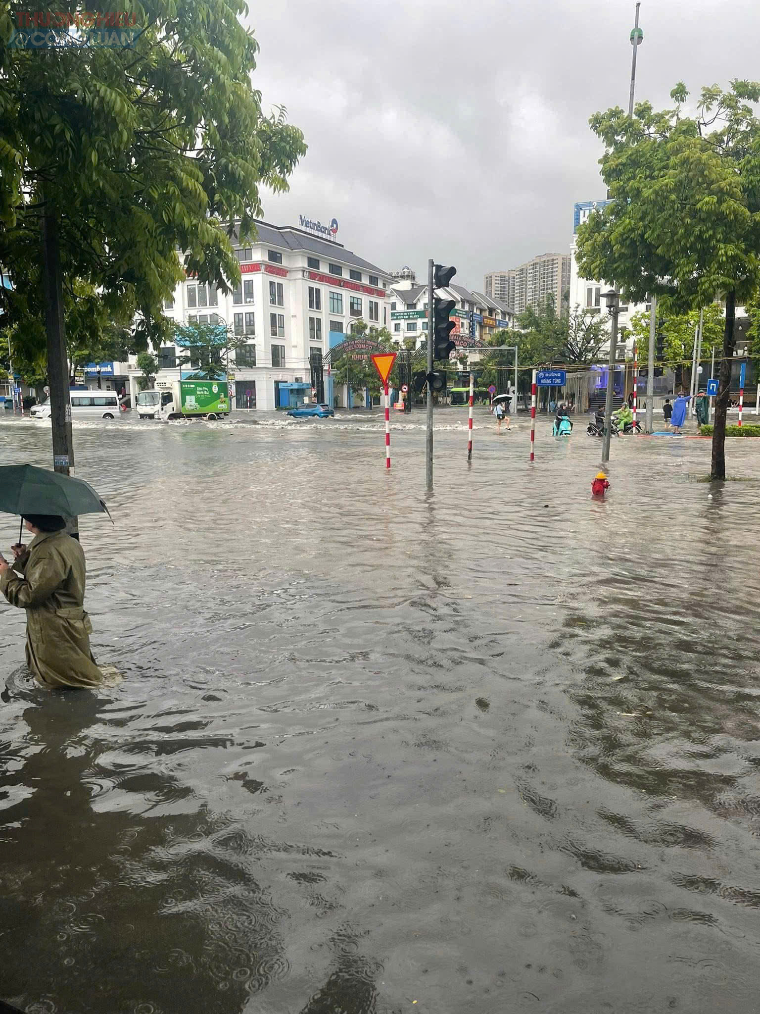 Ngay từ cổng chào Nam An Khánh, cùng với các con đường xung quanh, đều ngập sâu trong nước khiến các phương tiện giao thông di chuyển khó khăn. Thậm chí, nhiều xe máy hoặc ô tô gầm thấp khi di chuyển qua đã chết máy. Ngay từ cổng chào Nam An Khánh, cùng với các con đường xung quanh, đều ngập sâu trong nước khiến các phương tiện giao thông di chuyển khó khăn. Thậm chí, nhiều xe máy hoặc ô tô gầm thấp khi di chuyển qua đã chết máy.