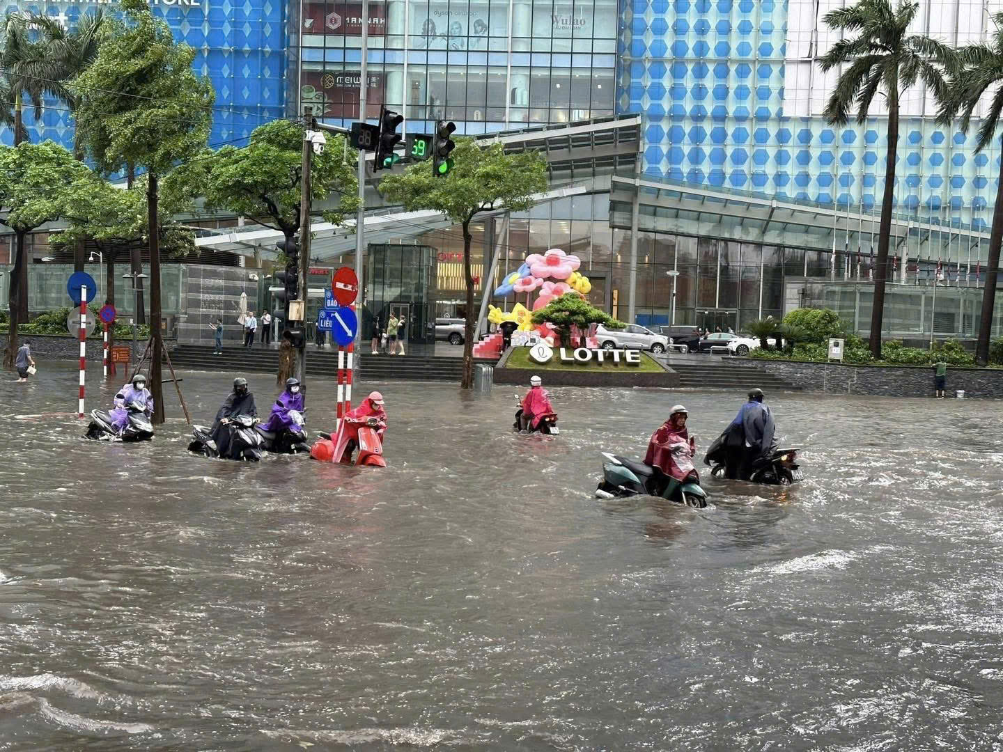 Hà Nội mưa rất lớn từ chiều nay