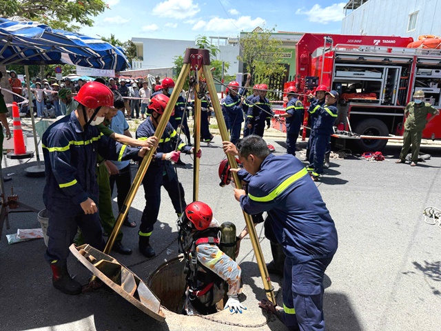 Lực lượng cứu nạn đu dây xuống cống sâu, tiếp cận thi thể 2 nạn nhân. Lực lượng cứu nạn đu dây xuống cống sâu, tiếp cận thi thể 2 nạn nhân.