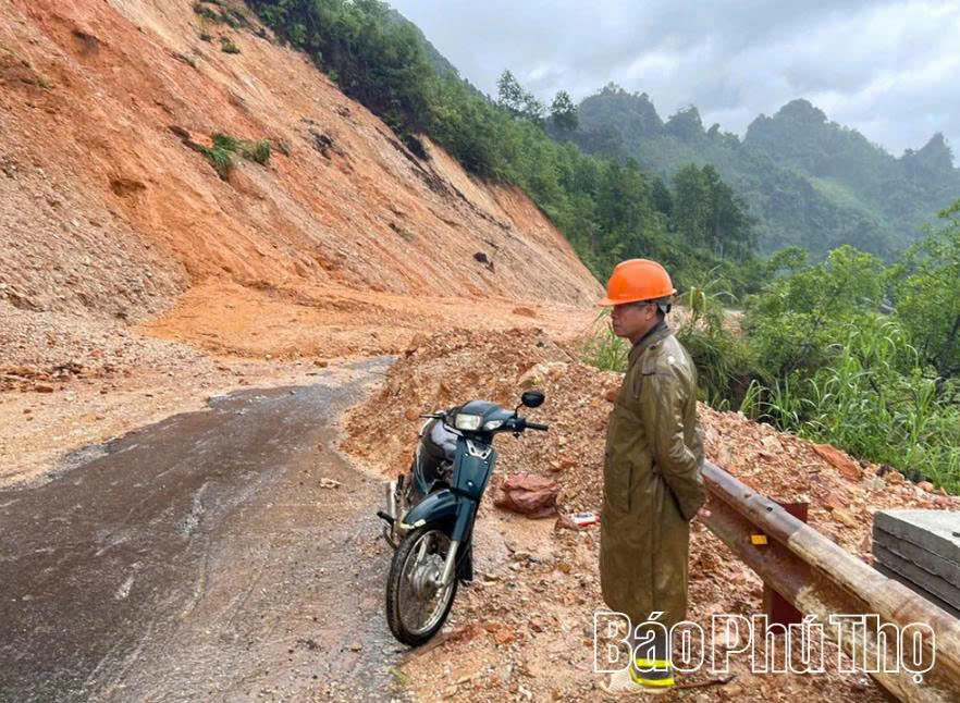Ngay sau khi xảy ra sạt lở, xã Cao Sơn đã bố trí lực lượng canh gác, không cho người và phương tiện đi qua khu vực nguy hiểm Ngay sau khi xảy ra sạt lở, xã Cao Sơn đã bố trí lực lượng canh gác, không cho người và phương tiện đi qua khu vực nguy hiểm