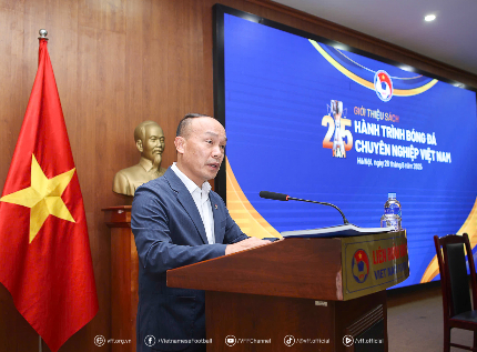 Ông Nguyễn Văn Phú - Tổng Thư ký LĐBĐVN, Trưởng Ban biên tập nội dung cuốn sách tại buổi giới thiệu sách