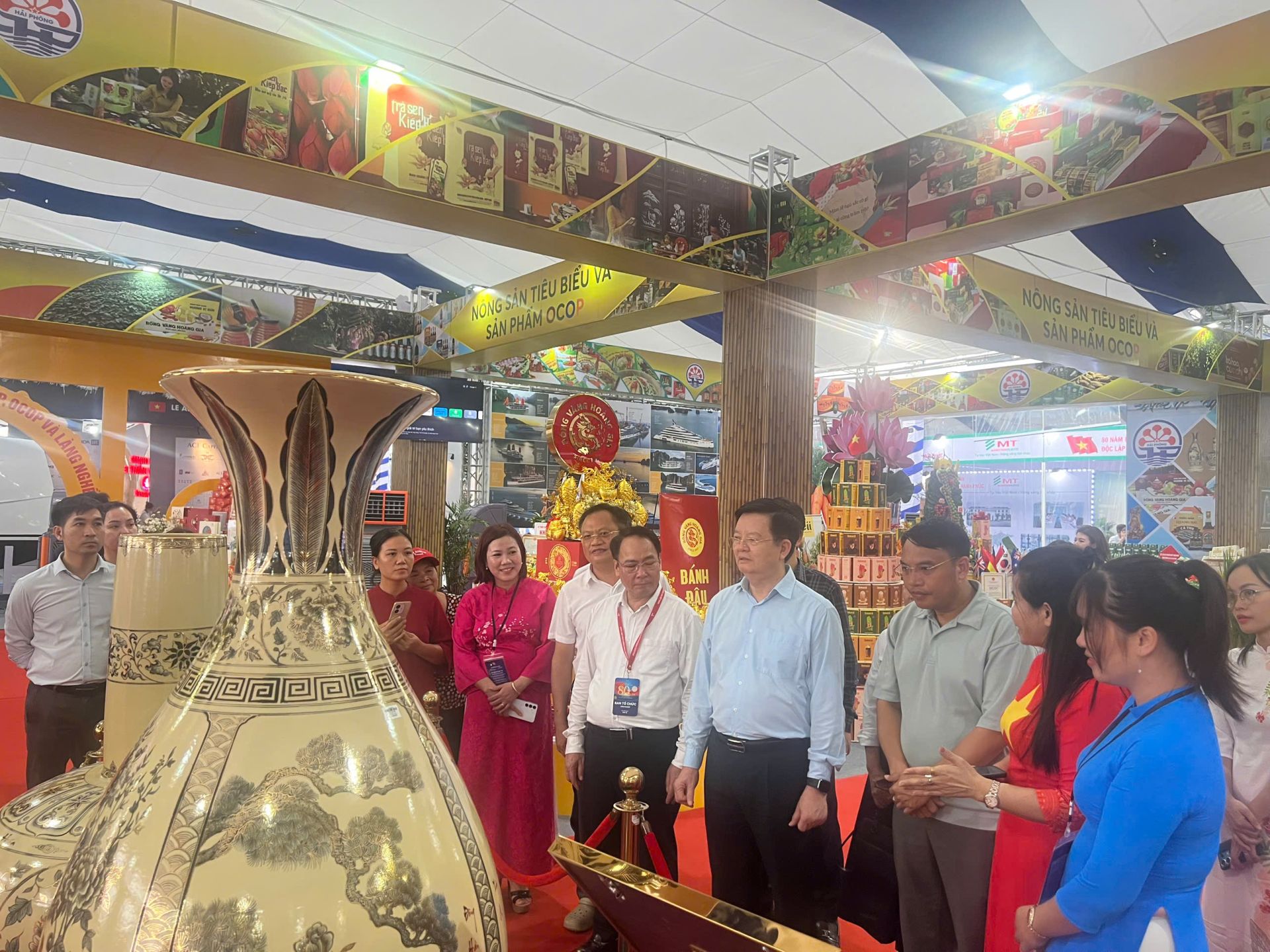 Phó Thủ tướng Mai Văn Chính đến thăm Khu trưng bày của TP. Hải Phòng