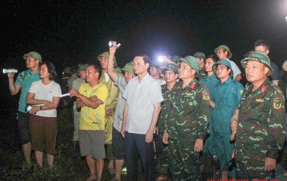 Đồng chí Đỗ Minh Tuấn, Phó Bí thư Tỉnh ủy, Chủ tịch UBND tỉnh trực tiếp kiểm tra hiện trường, chỉ đạo khắc phục sự cố vỡ bờ kênh T2 tại xã Tống Sơn. Đồng chí Đỗ Minh Tuấn, Phó Bí thư Tỉnh ủy, Chủ tịch UBND tỉnh trực tiếp kiểm tra hiện trường, chỉ đạo khắc phục sự cố vỡ bờ kênh T2 tại xã Tống Sơn.