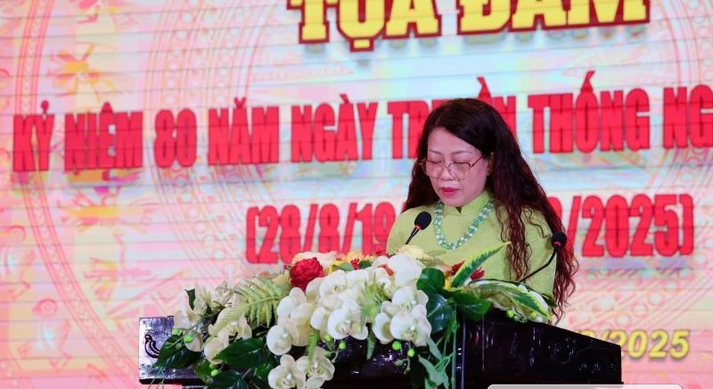 Lãnh đạo Sở Văn hóa, Thể thao và Du lịch Thanh Hóa trình bày diễn văn ôn lại 80 năm Ngày Truyền thống ngành Văn hóa.