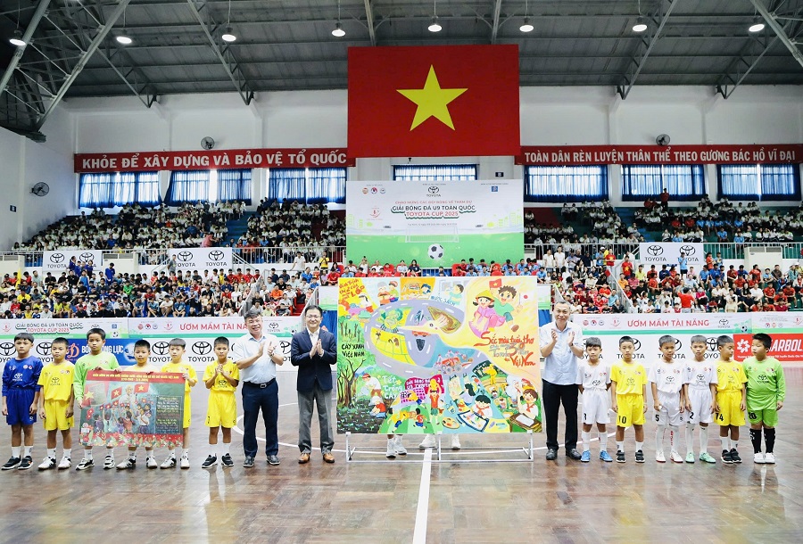 Các cầu thủ nhí cùng nhau vẽ nên bức tranh dành tặng Toyota Việt Nam nhân dịp 30 năm thành lập Các cầu thủ nhí cùng nhau vẽ nên bức tranh dành tặng Toyota Việt Nam nhân dịp 30 năm thành lập