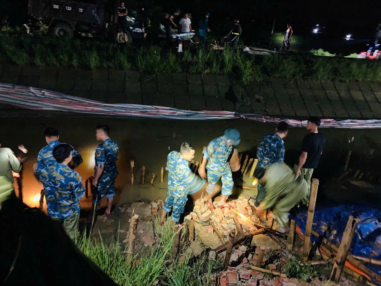 sự cố sạt kênh C6 nằm trong phạm vi công trình cống Hoàng Kim thuộc xã Xuân Sinh cũ (nay là xã Sao Vàng, tỉnh Thanh Hóa) với chiều dài khoảng 20m. sự cố sạt kênh C6 nằm trong phạm vi công trình cống Hoàng Kim thuộc xã Xuân Sinh cũ (nay là xã Sao Vàng, tỉnh Thanh Hóa) với chiều dài khoảng 20m.