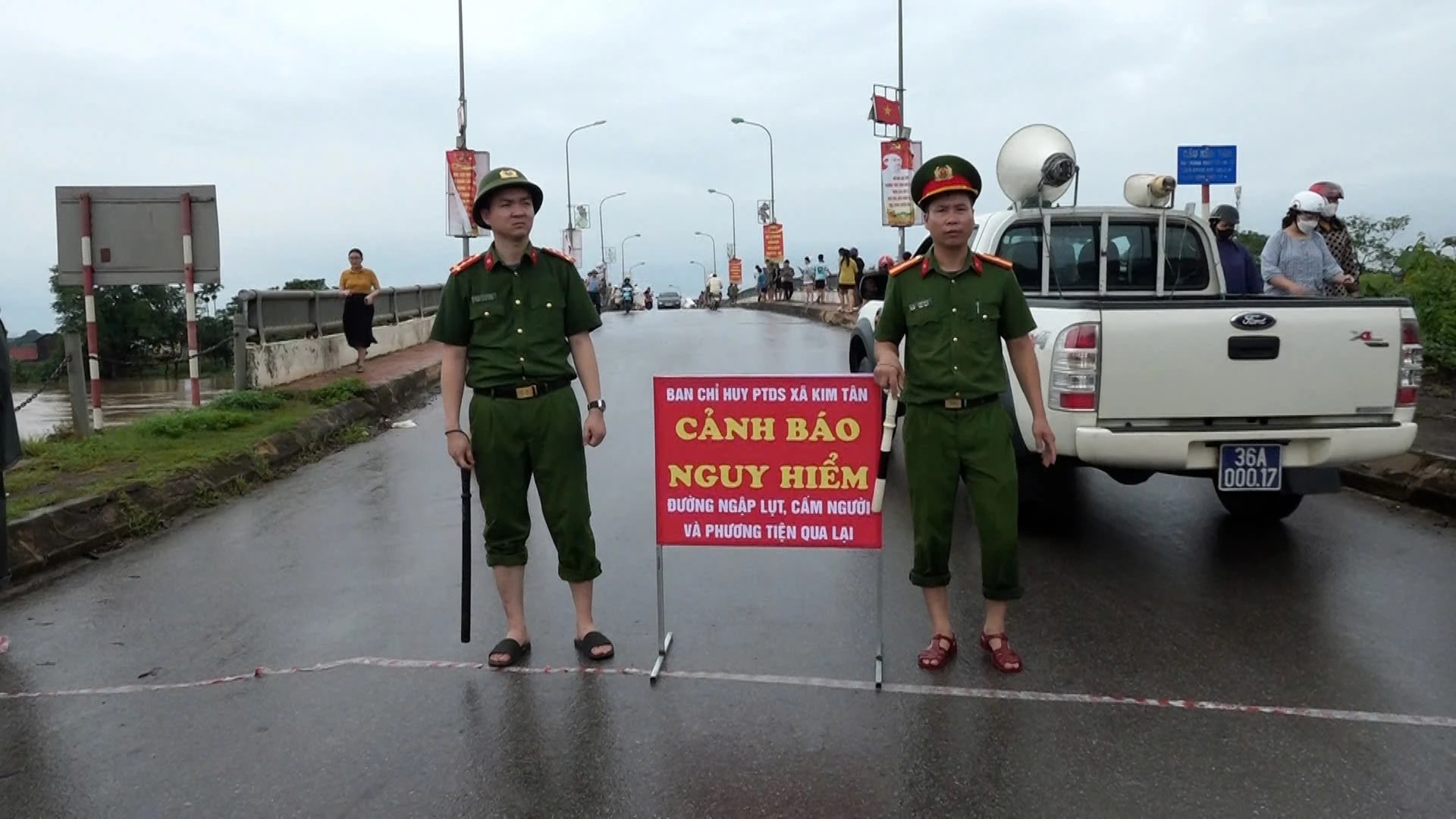 Lực lượng chức năng căng dây ngay tại đầu cầu Kim Tân cấm tất cả các phương tiện, người không có nhiệm vụ vào khu đang ngập úng.