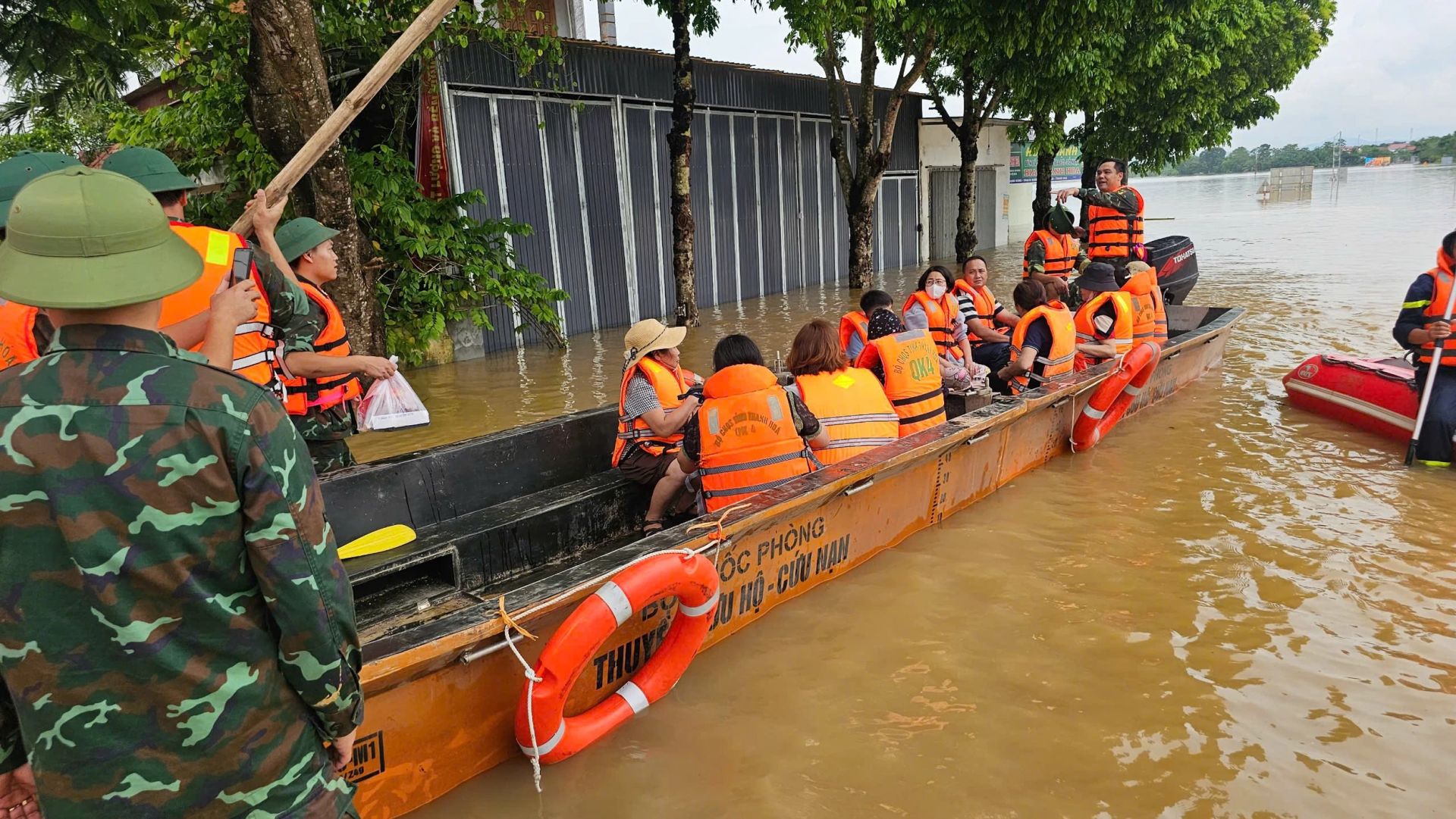 Lực lượng chức năng tổ chức sơ tán, di dời dân.