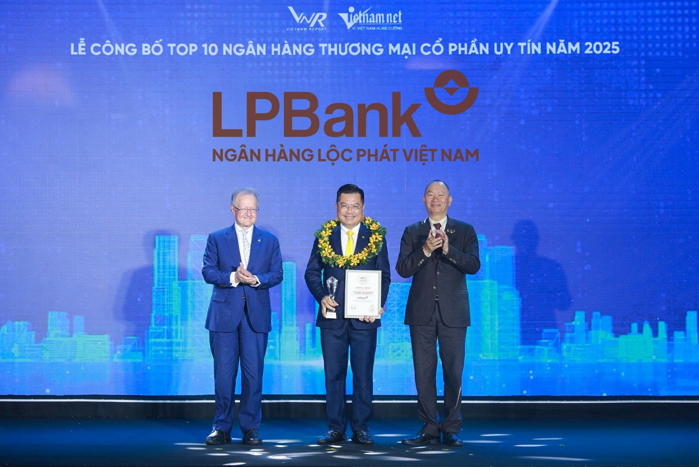 Ông Bùi Thái Hà, Phó Chủ tịch HĐQT LPBank nhận cúp và chứng nhận Top 10 Ngân hàng TMCP uy tín năm 2025 từ Ban tổ chức