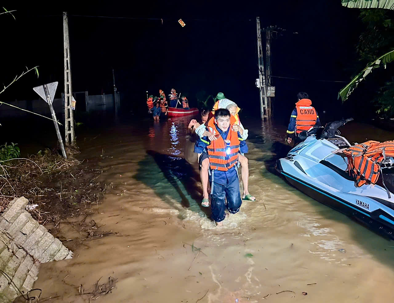 Lực lượng Công an Thanh Hóa “xuyên đêm” hỗ trợ hộ đê và sơ tán dân đến khu vực an toàn
