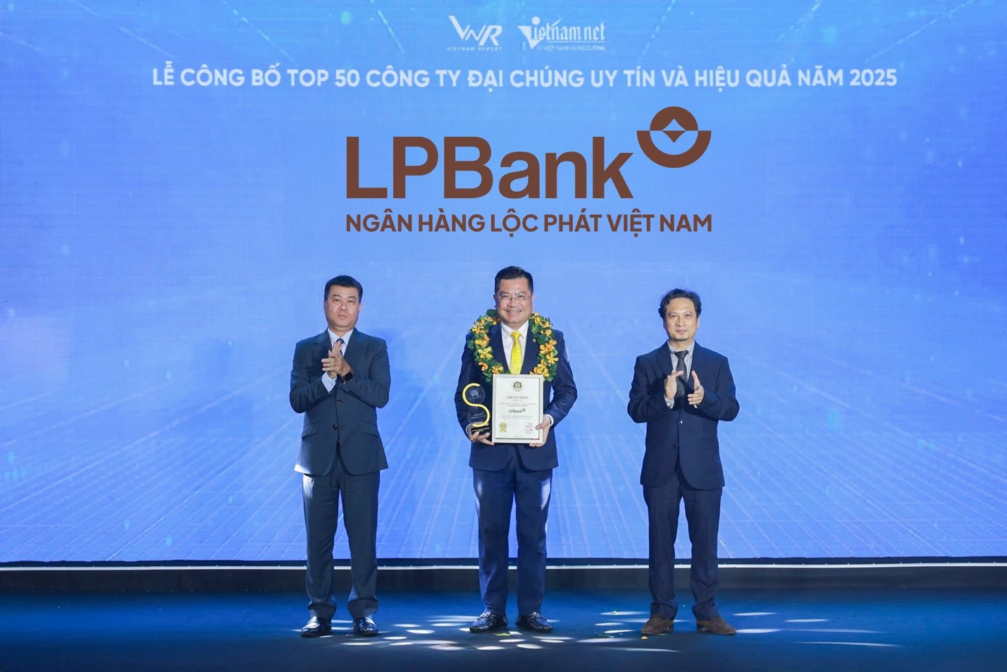 Ông Bùi Thái Hà nhận cúp và chứng nhận VIX50 từ Ban tổ chức