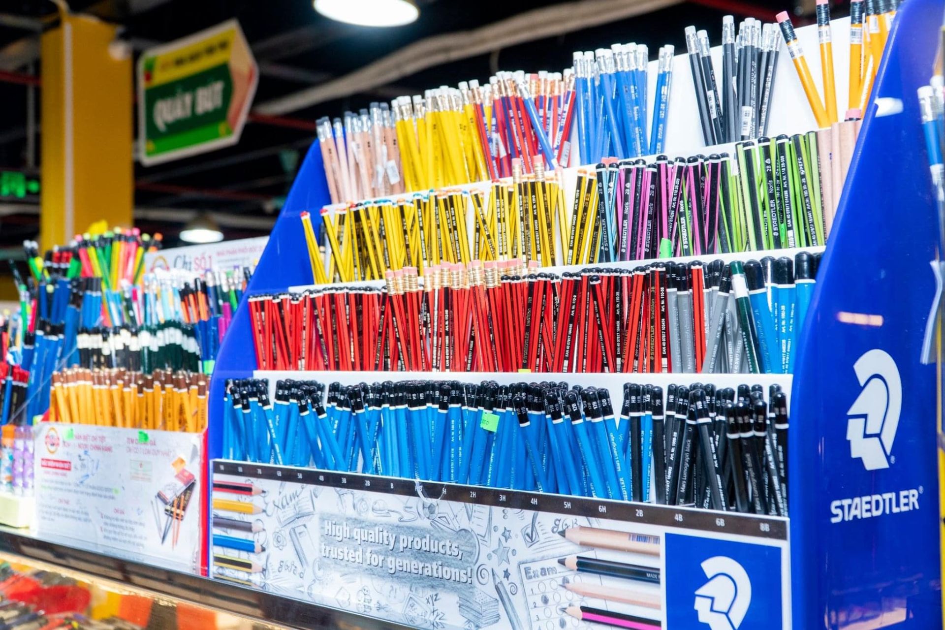 tại nhà sách Tiến Thọ, các kệ hàng ngập tràn sản phẩm với mẫu mã đa dạng, từ bút viết, vở, balo, cho đến giấy thủ công, dụng cụ mỹ thuật… đều được sắp xếp theo từng chủng loại.