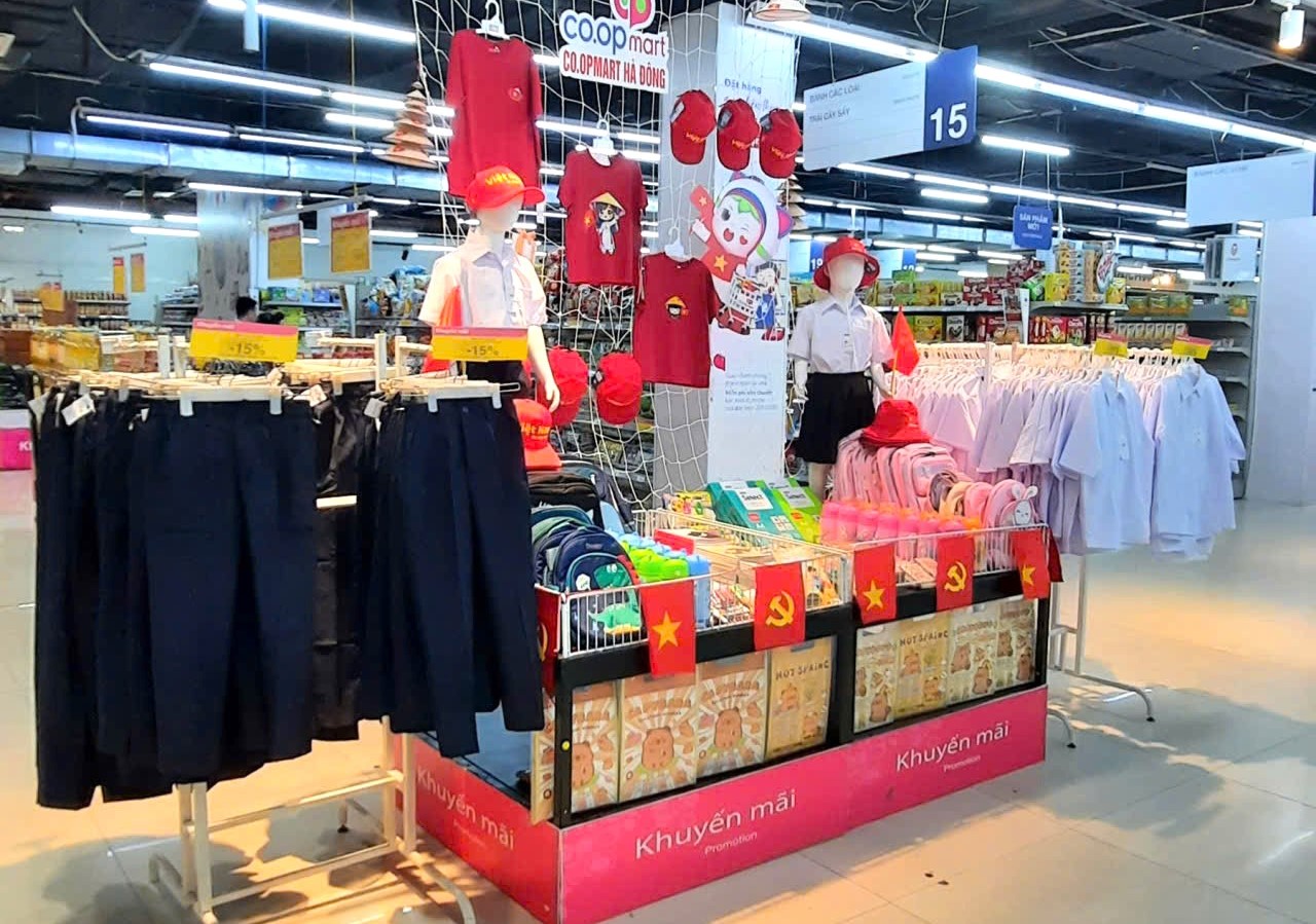 bậc phụ huynh vẫn tấp nập mua sắm, chuẩn bị hành trang cho con em mình bước vào năm học mới