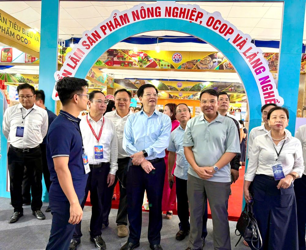 Phó Thủ tướng Chính phủ Mai Văn Chính đến thăm khu trưng bày của thành phố Hải Phòng tham gia Triển lãm thành tựu Đất nước nhân dịp kỷ niệm 80 năm Ngày Quốc khánh